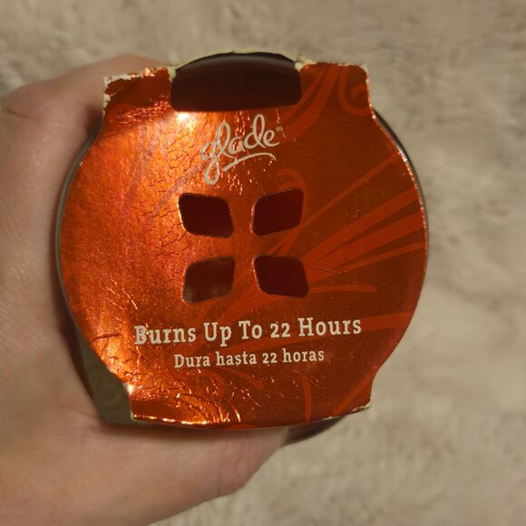 Two Glade 4 oz Candles - Picture 3 of 10